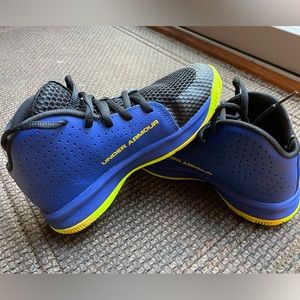 Under Armour boys basketball shoes. Size 1.5
